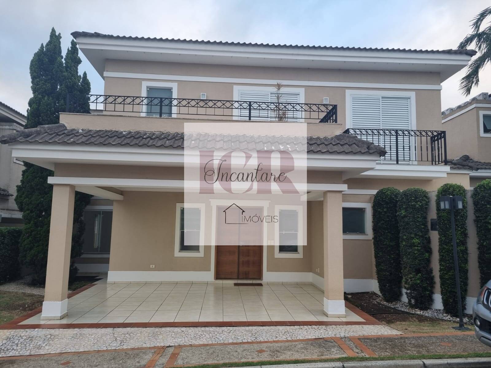 Casa de Condomínio à venda com 4 quartos, 245m² - Foto 1