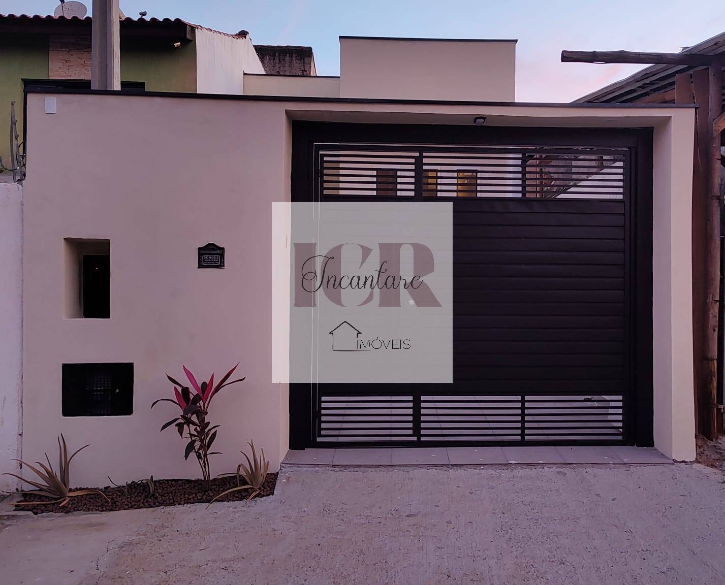 Casa à venda com 2 quartos, 70m² - Foto 1