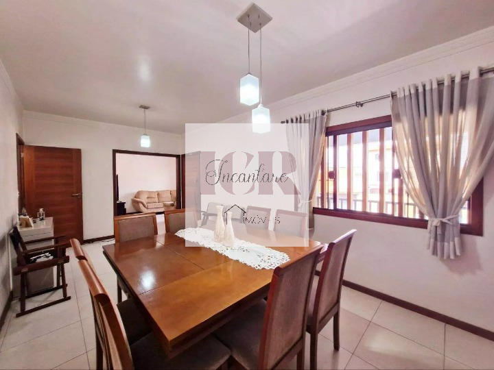 Casa à venda com 4 quartos, 210m² - Foto 1