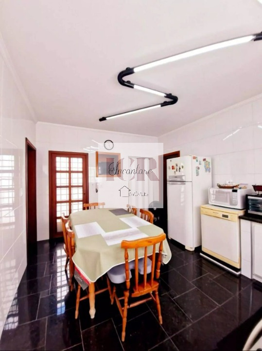 Casa à venda com 4 quartos, 210m² - Foto 11